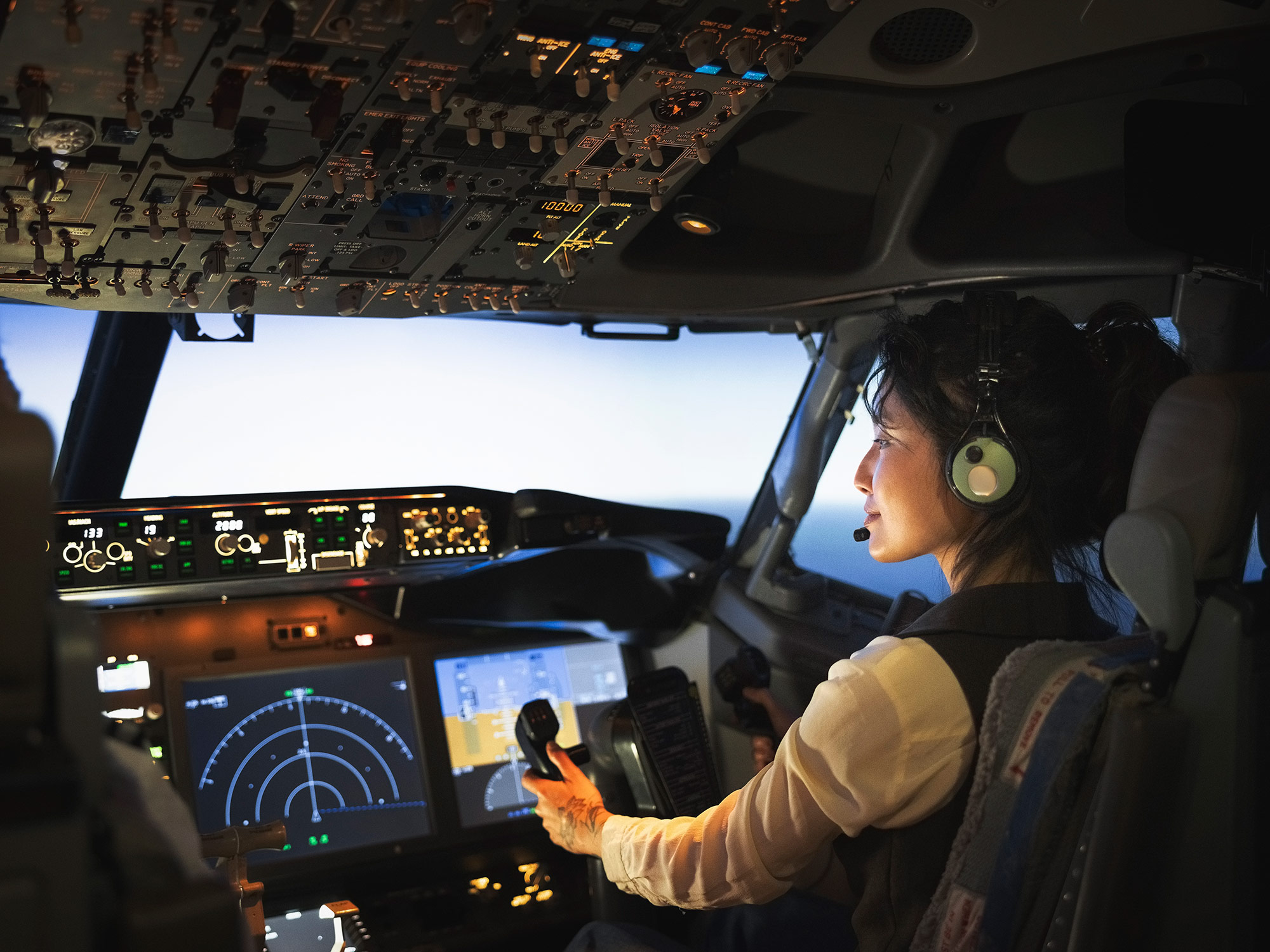 hero-aviation-pilot-cockpit-square-GettyImages-1432221614