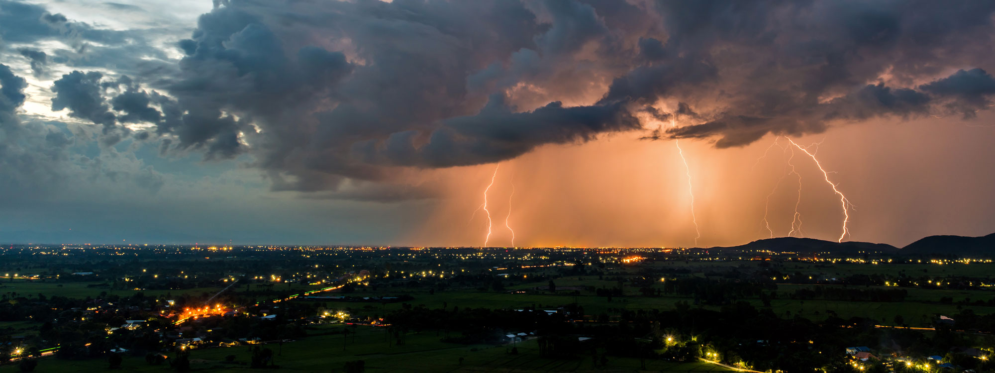 hero-lightning-city-weather-shutterstock_326137739