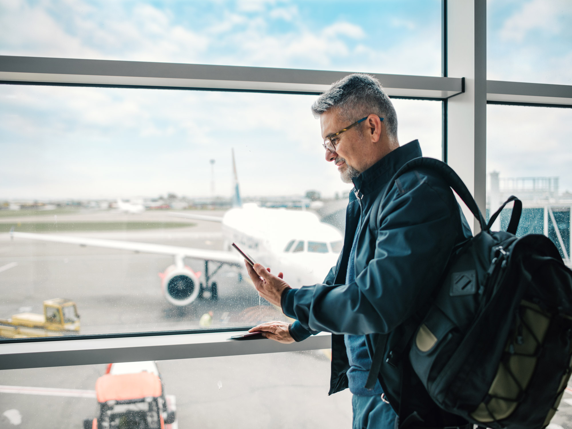 hero-man-phone-airport-GettyImages-1170957540