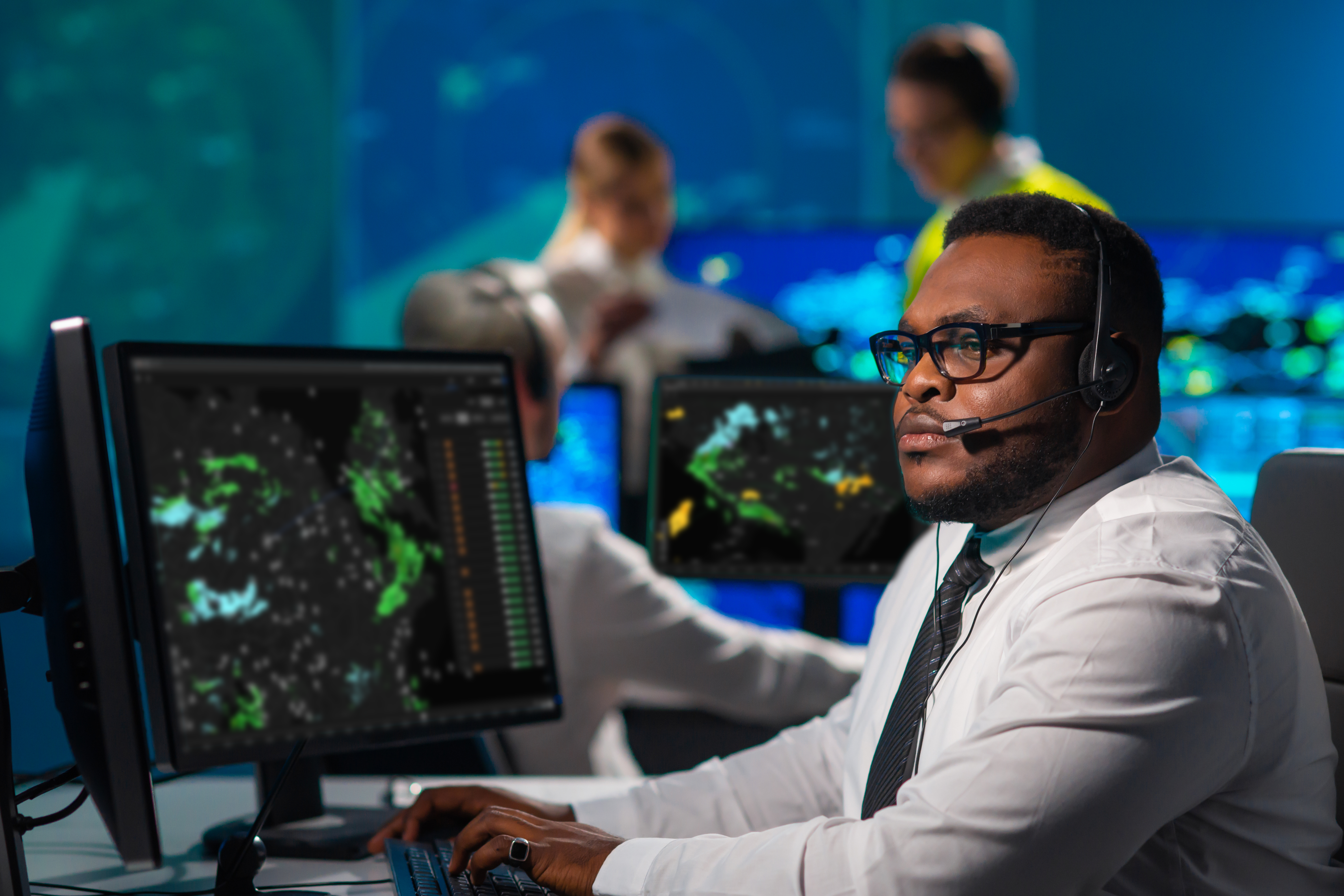 Flight operations employee looking at Maverick Dispatch radar on screen.